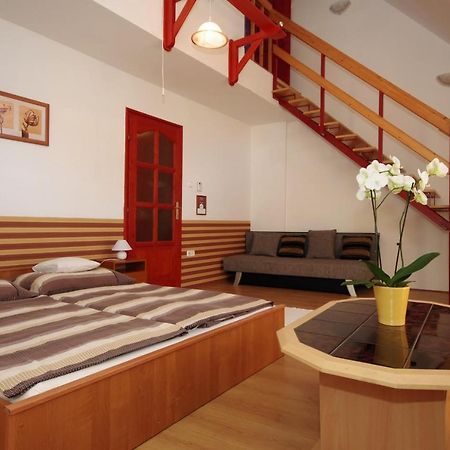 Hellasz Apartman Gyula Esterno foto