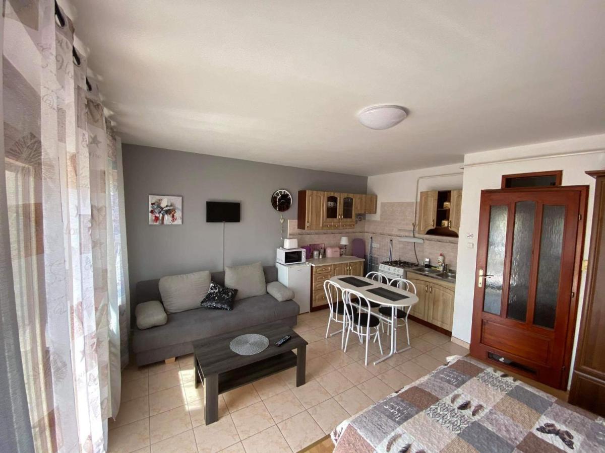 Hellasz Apartman Gyula Esterno foto