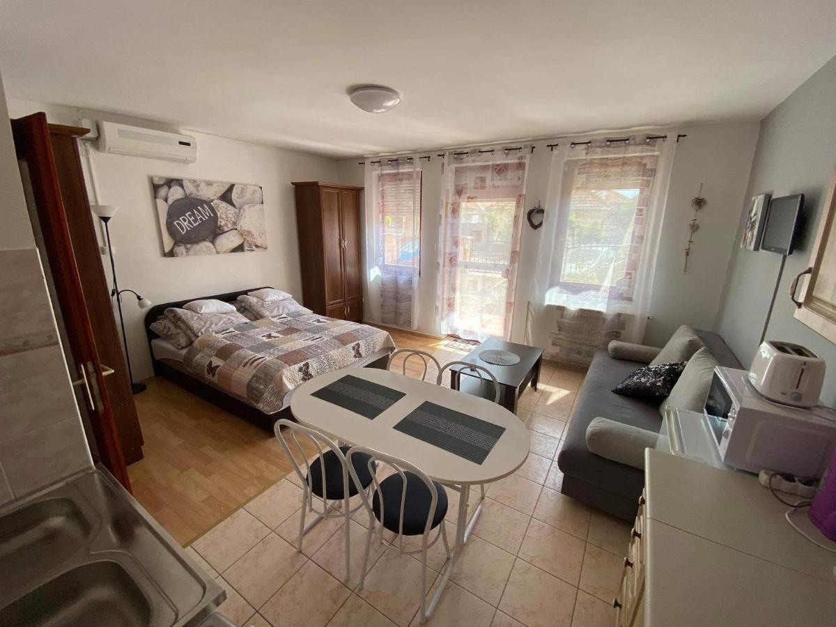 Hellasz Apartman Gyula Esterno foto