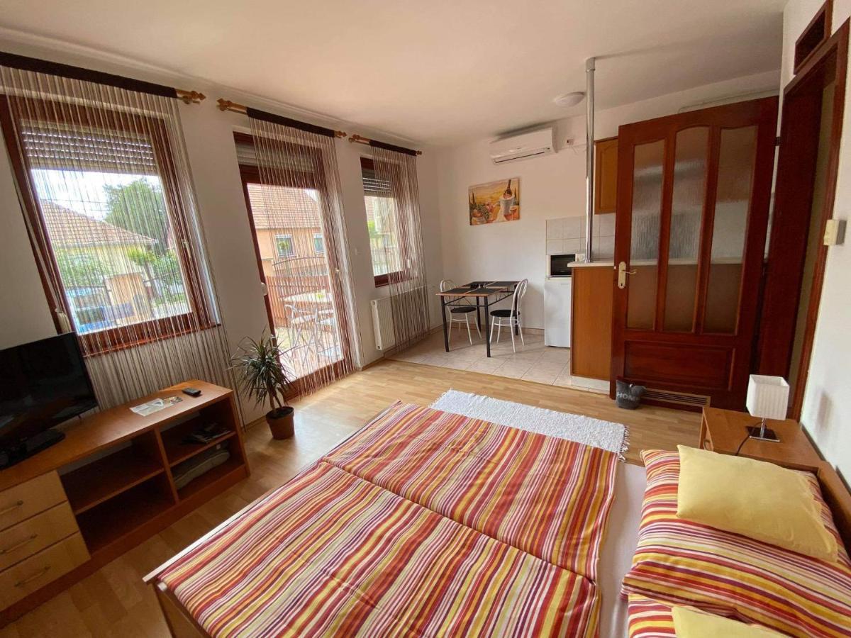 Hellasz Apartman Gyula Esterno foto