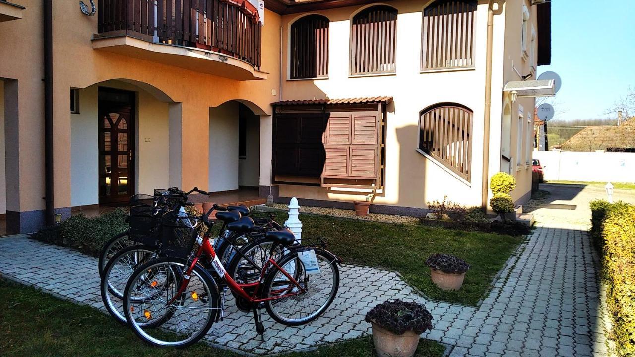 Hellasz Apartman Gyula Esterno foto