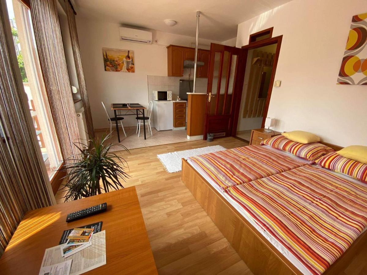 Hellasz Apartman Gyula Esterno foto