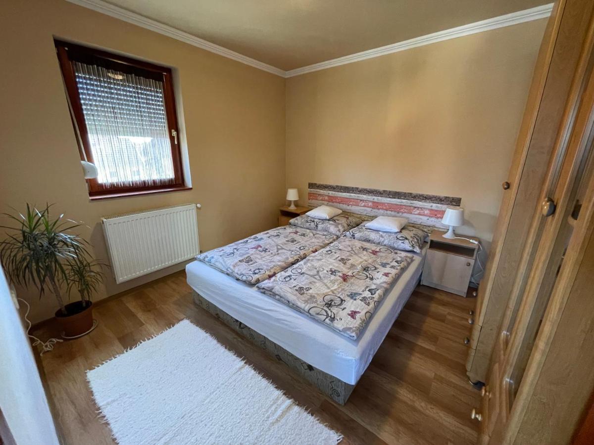 Hellasz Apartman Gyula Esterno foto