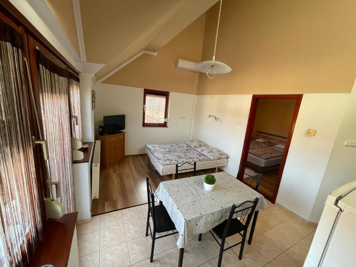 Hellasz Apartman Gyula Esterno foto