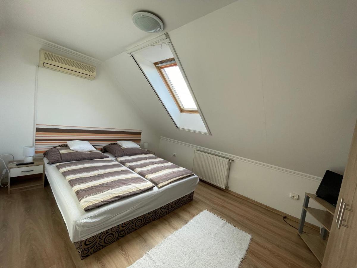 Hellasz Apartman Gyula Esterno foto