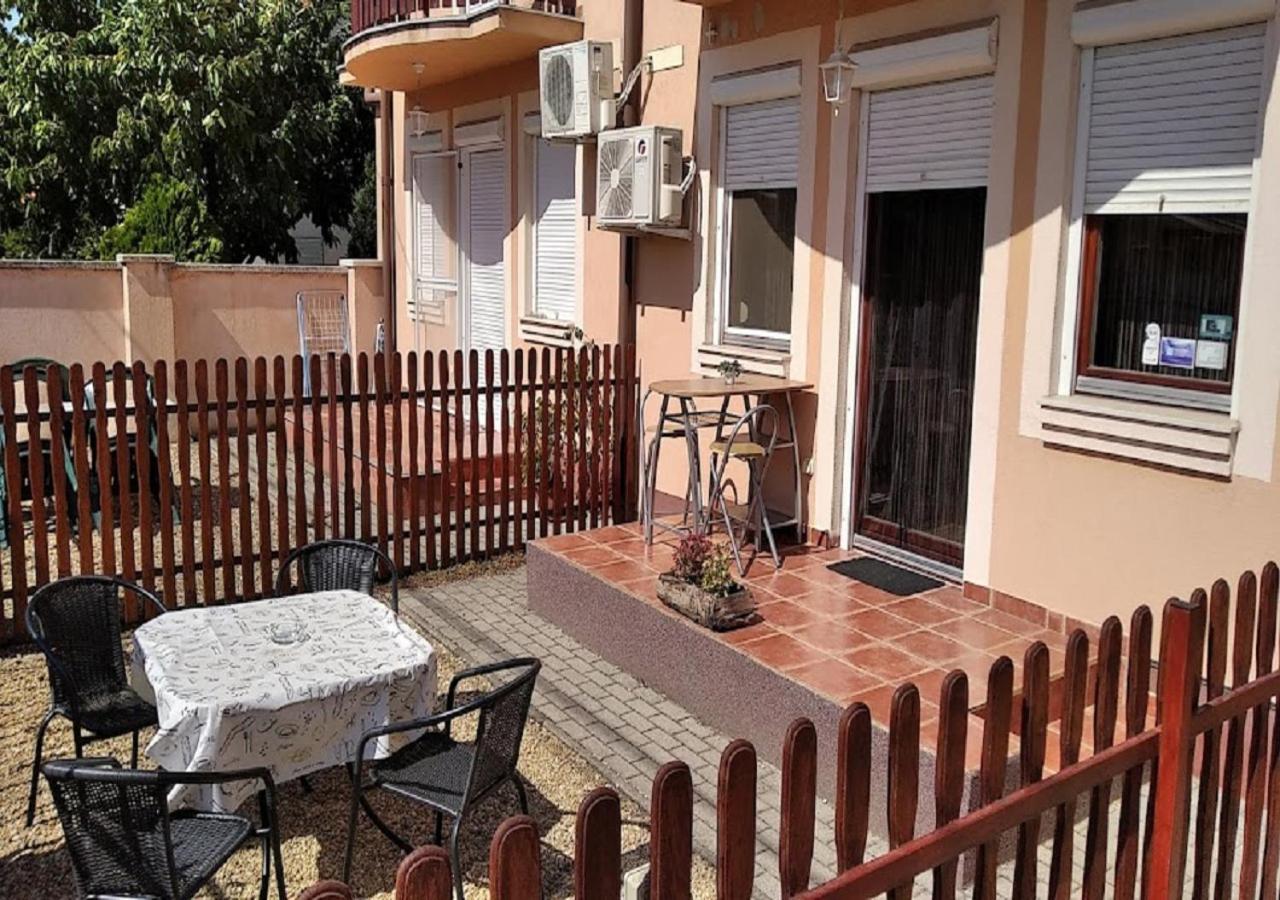 Hellasz Apartman Gyula Esterno foto