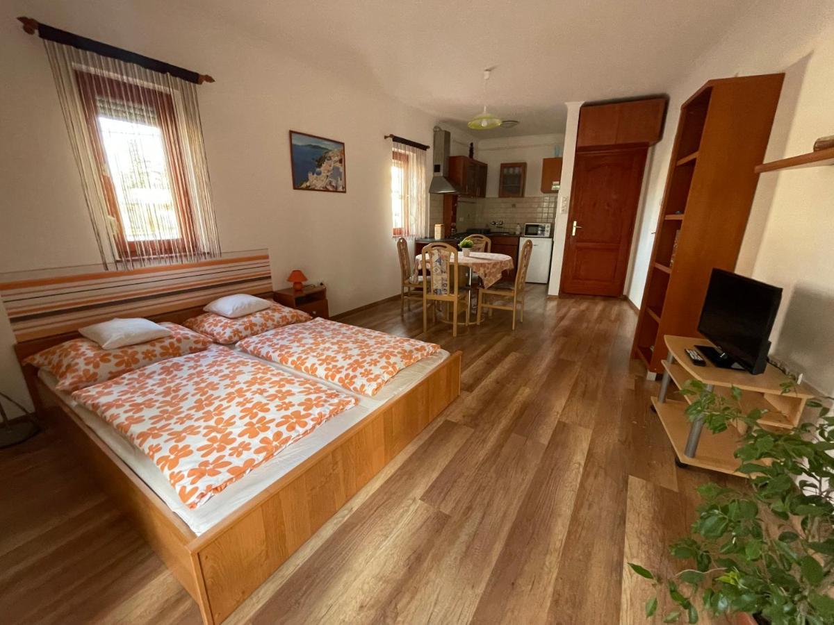 Hellasz Apartman Gyula Esterno foto