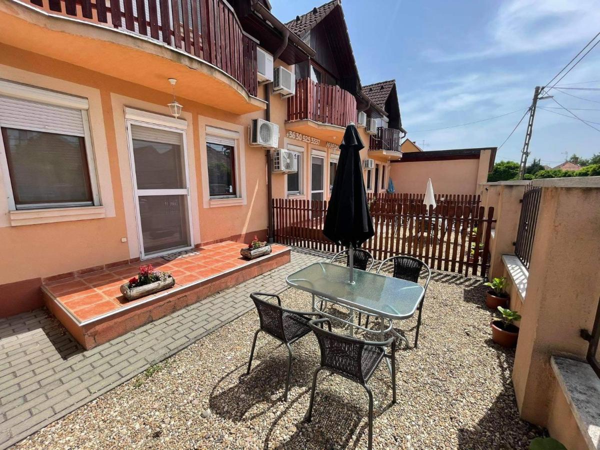 Hellasz Apartman Gyula Esterno foto