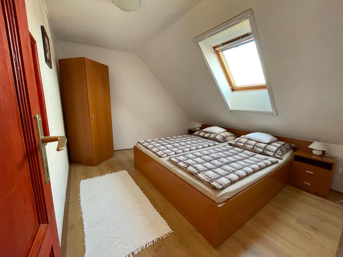 Hellasz Apartman Gyula Esterno foto