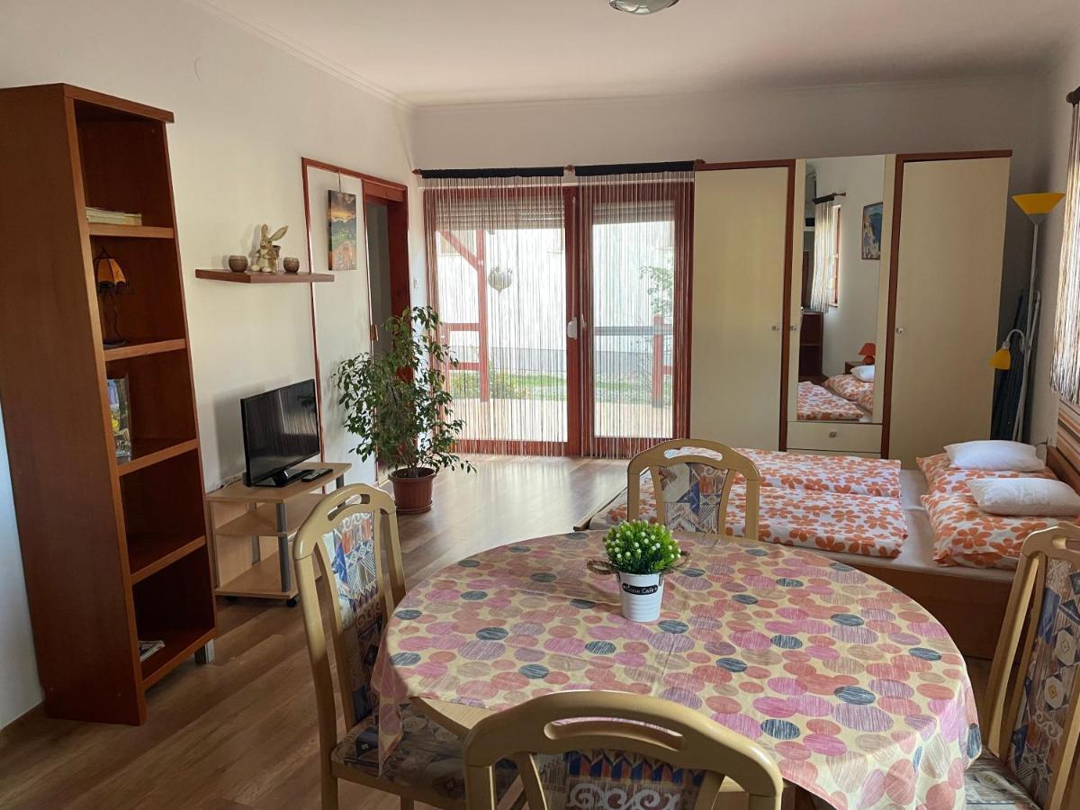 Hellasz Apartman Gyula Esterno foto