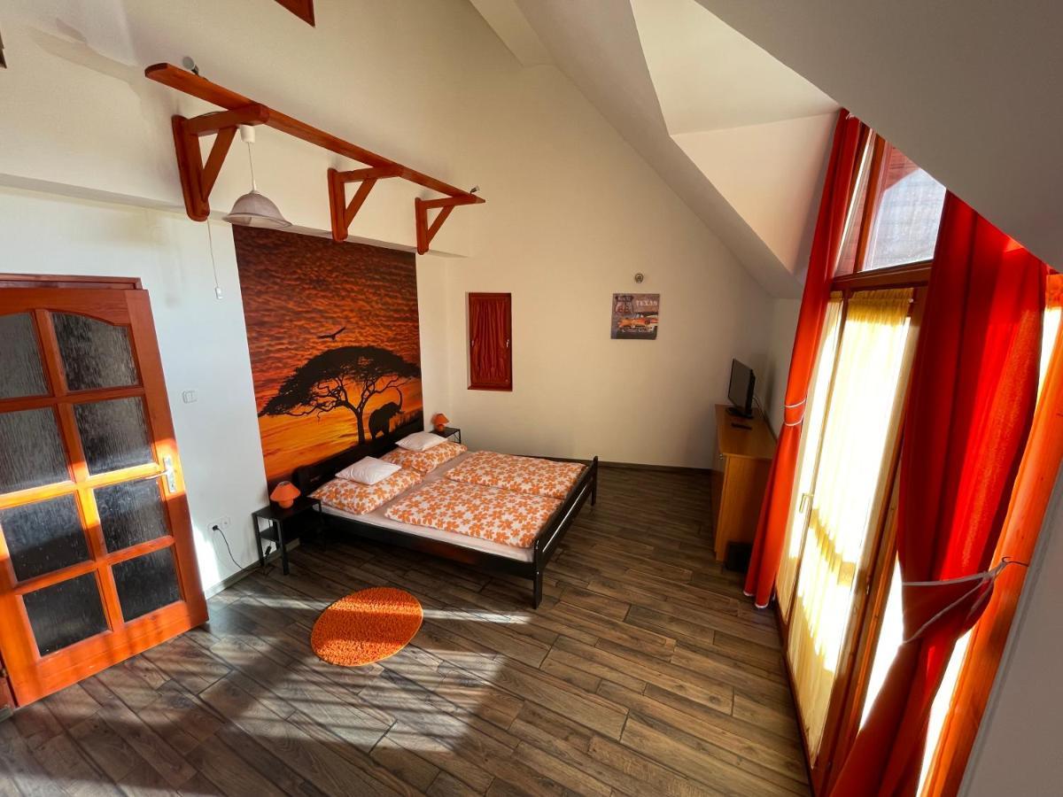 Hellasz Apartman Gyula Esterno foto