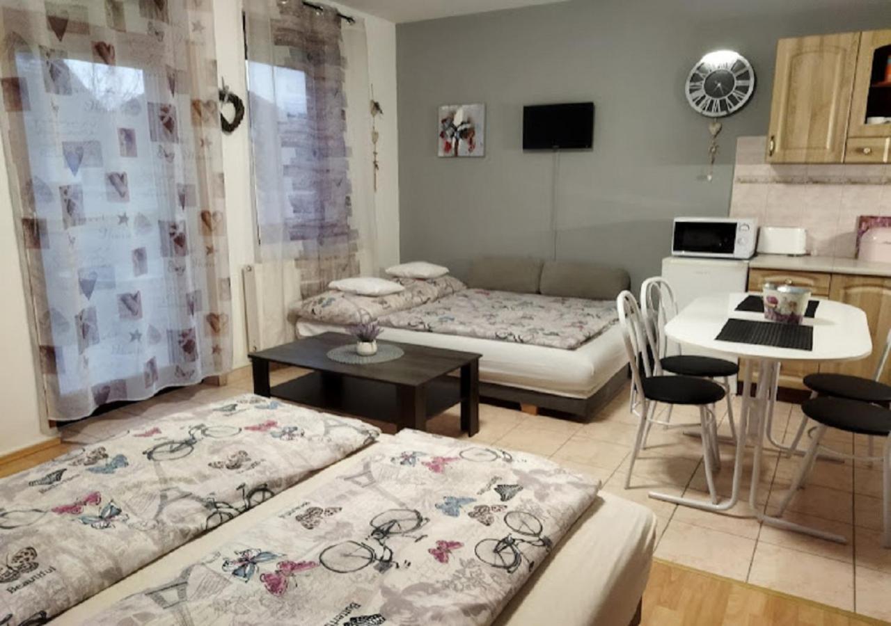 Hellasz Apartman Gyula Esterno foto