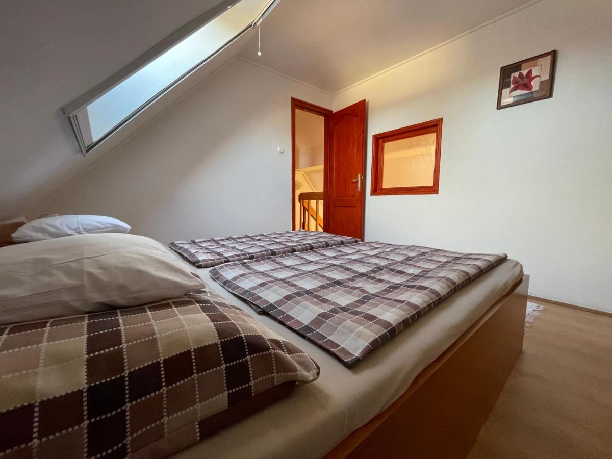 Hellasz Apartman Gyula Esterno foto