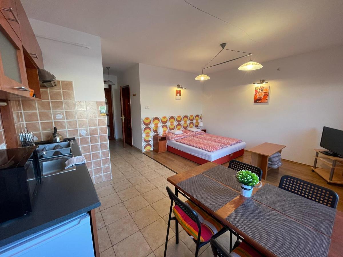 Hellasz Apartman Gyula Esterno foto
