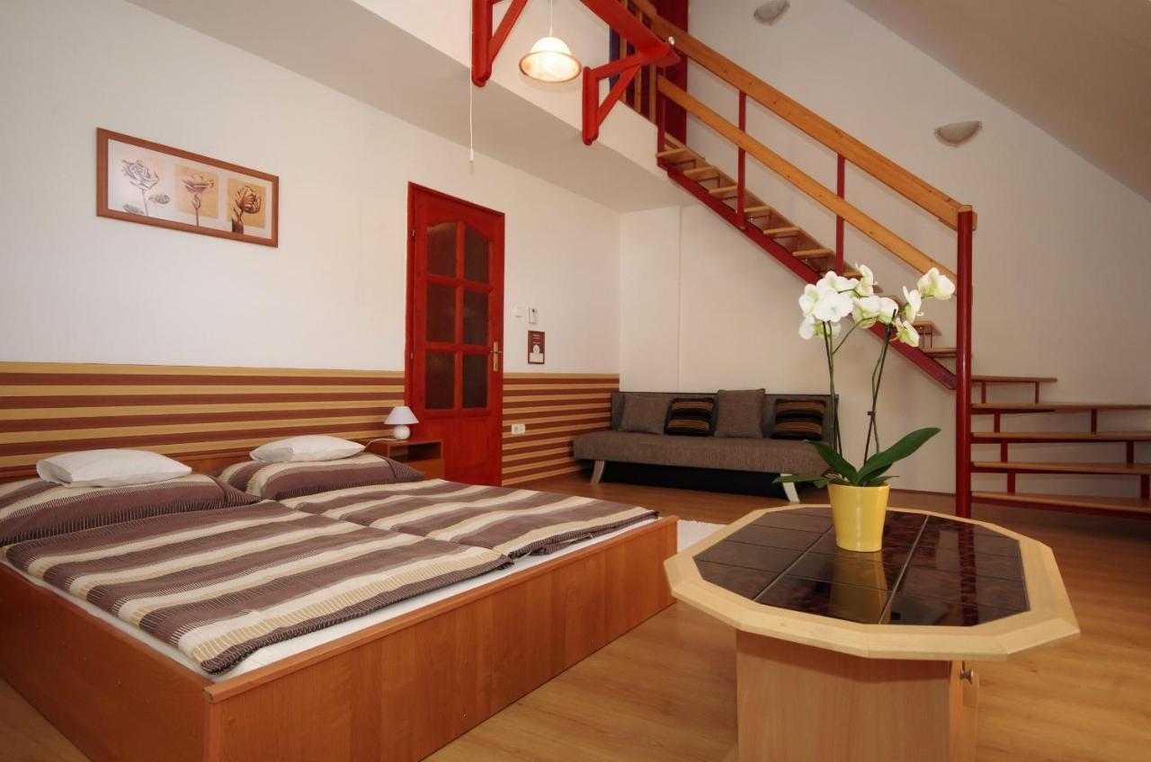 Hellasz Apartman Gyula Esterno foto