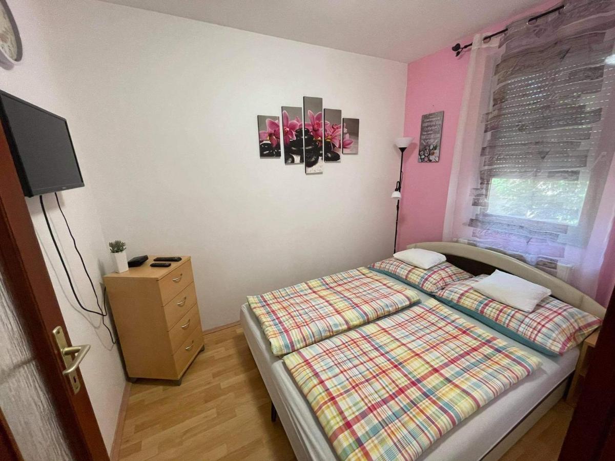 Hellasz Apartman Gyula Esterno foto