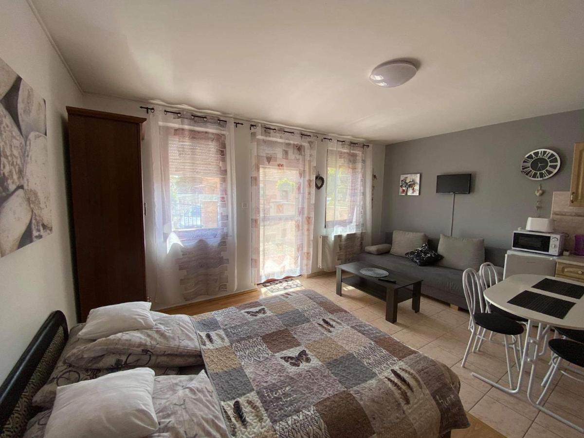 Hellasz Apartman Gyula Esterno foto
