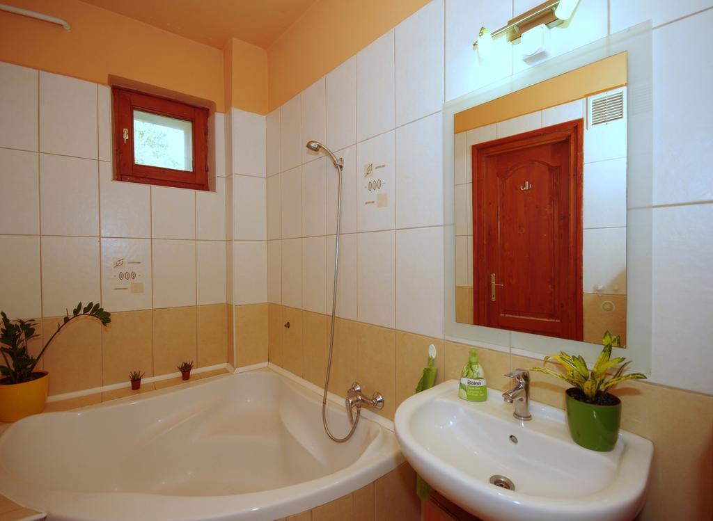 Hellasz Apartman Gyula Camera foto