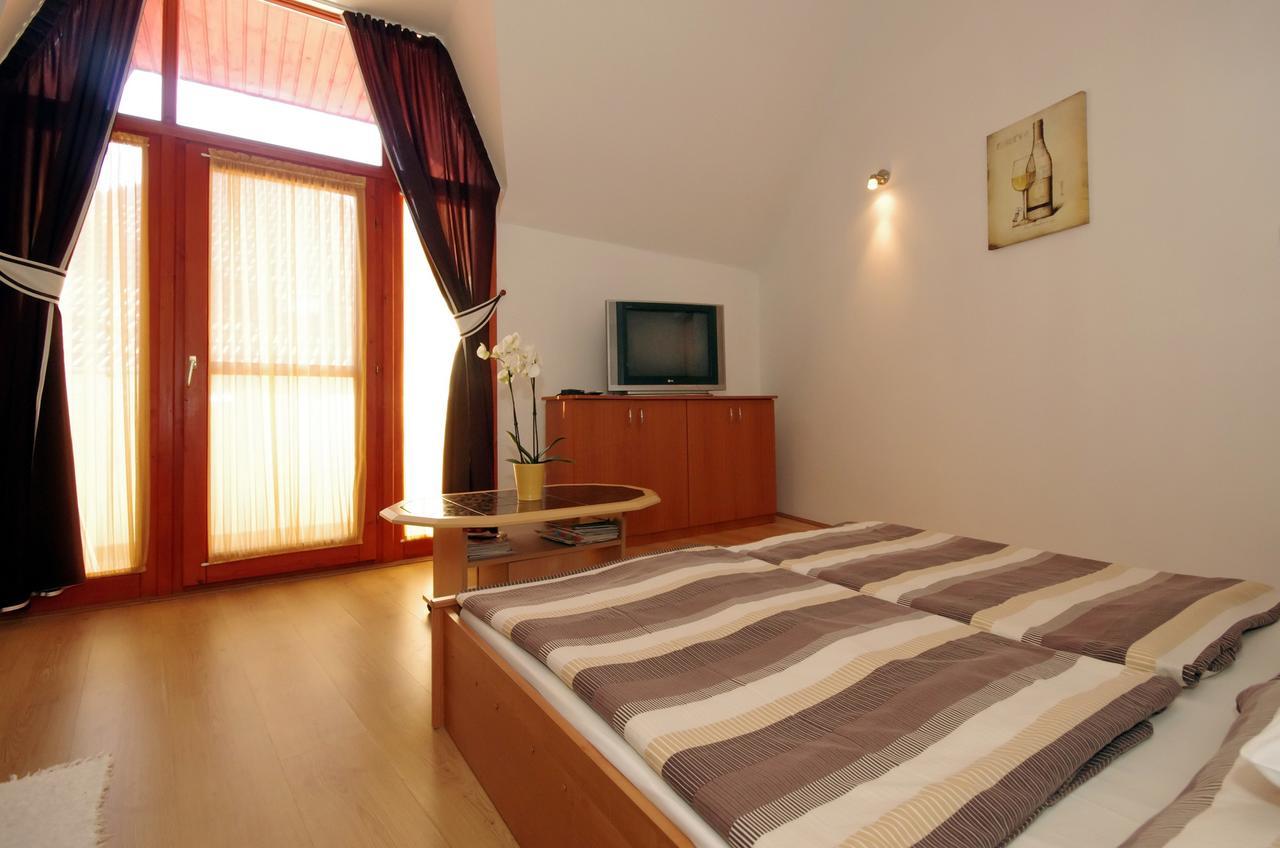 Hellasz Apartman Gyula Esterno foto